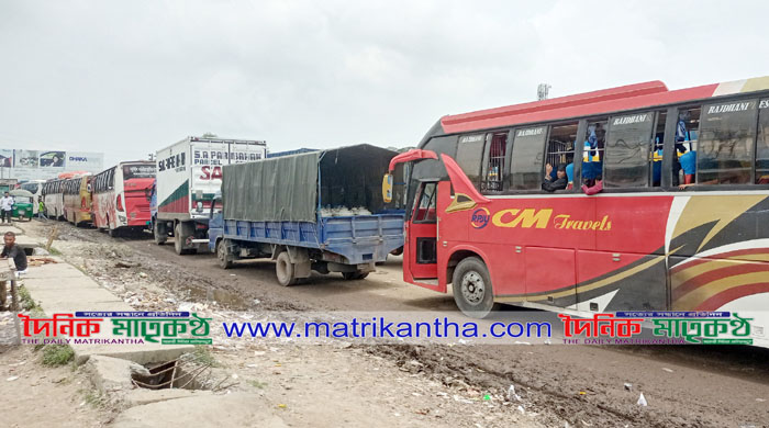 পদ্মায় স্রোতের কারনে ফেরী পারাপারে ধীর গতি॥দৌলতদিয়ায় দীর্ঘ যানজট